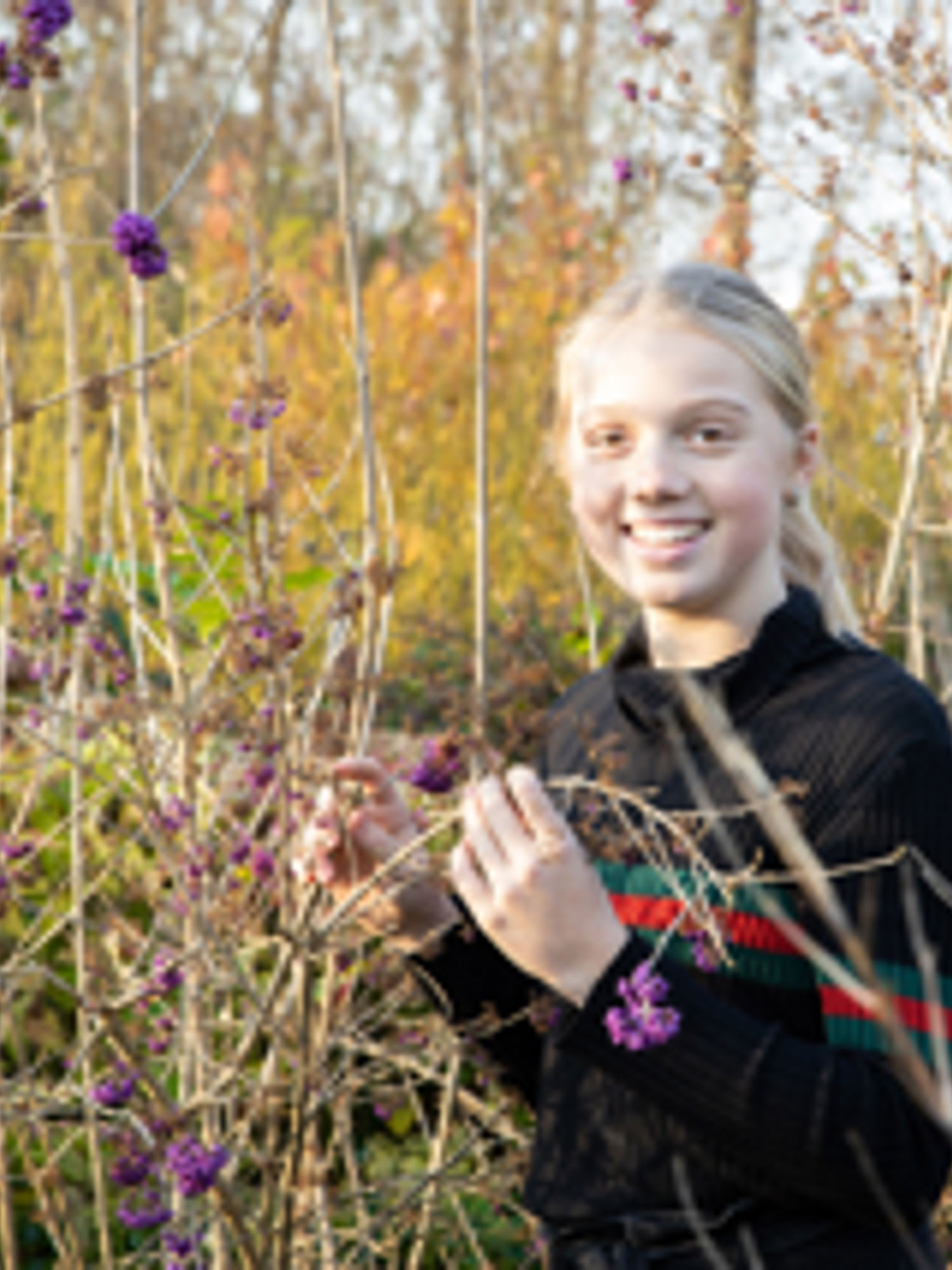 Meisje zittend op een bank voor kluisjes