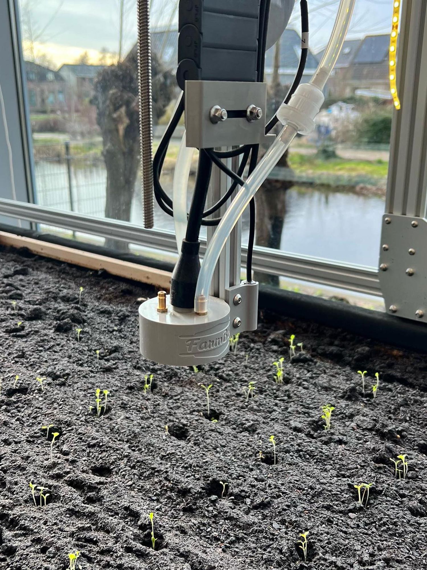 Meisje zittend op een bank voor kluisjes