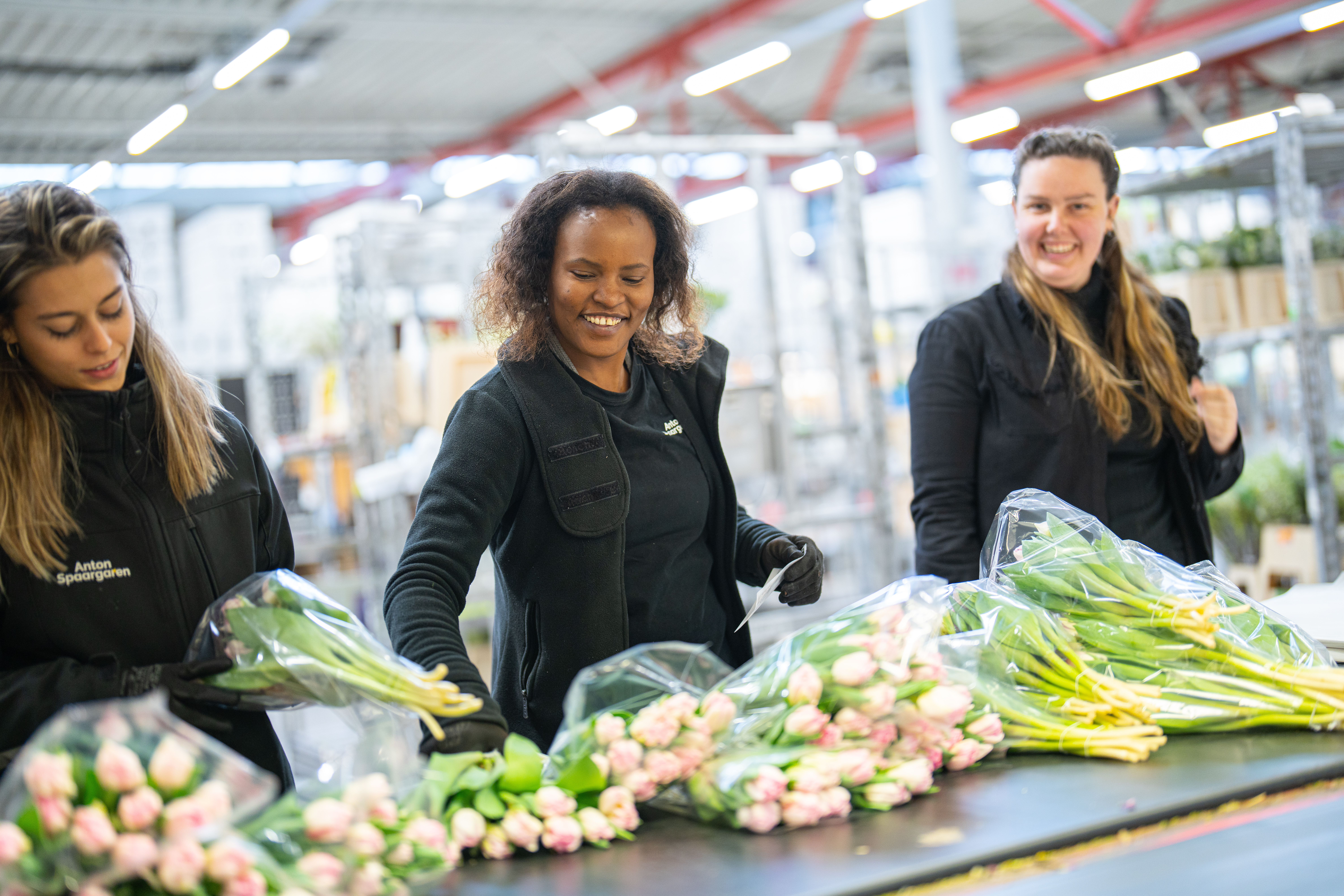Meisje zittend op een bank voor kluisjes