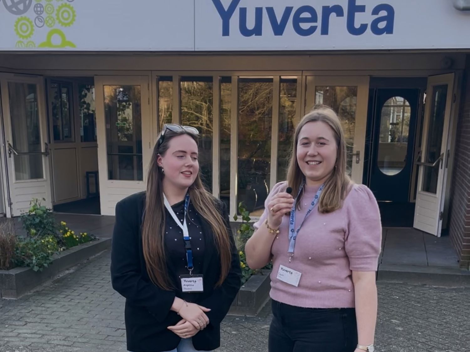 Bloemstudent in aanloop naar WorldSkills Lyon met de vlag van Yuverta