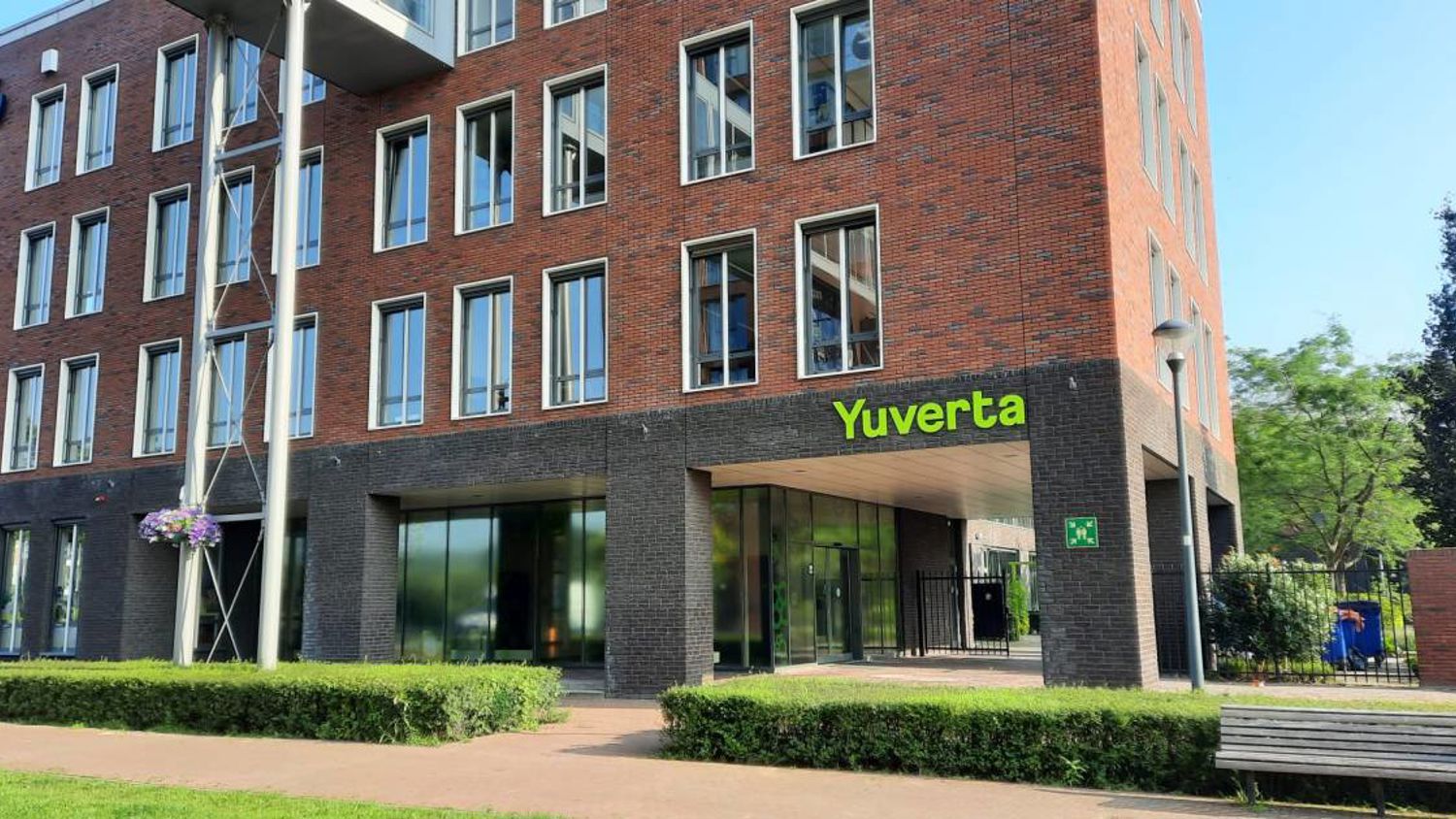 Meisje zittend op een bank voor kluisjes