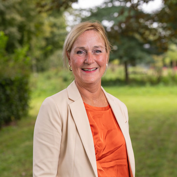 Meisje zittend op een bank voor kluisjes