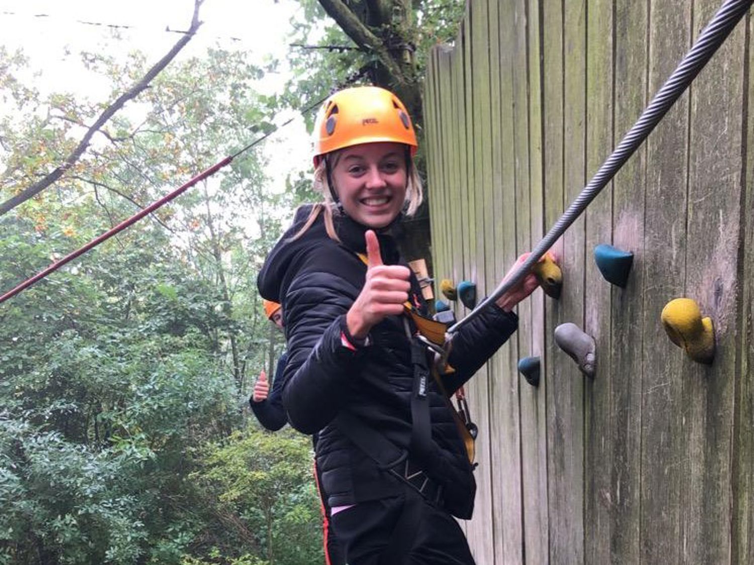 Drie dierenartsen met een hond