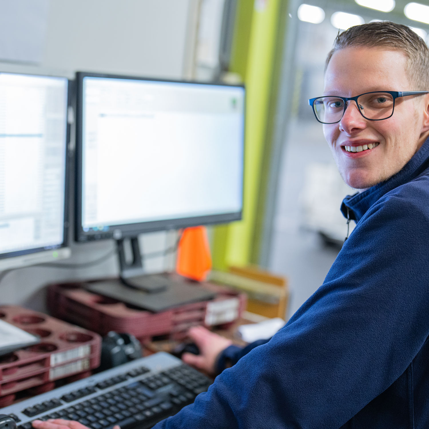 Meisje zittend op een bank voor kluisjes