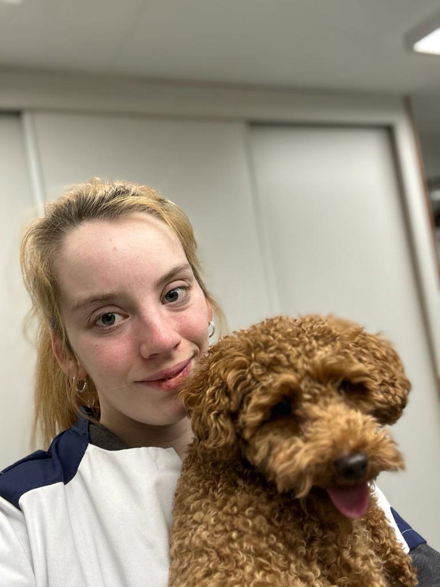 Docent leidt groep lachende studenten in klaslokaal