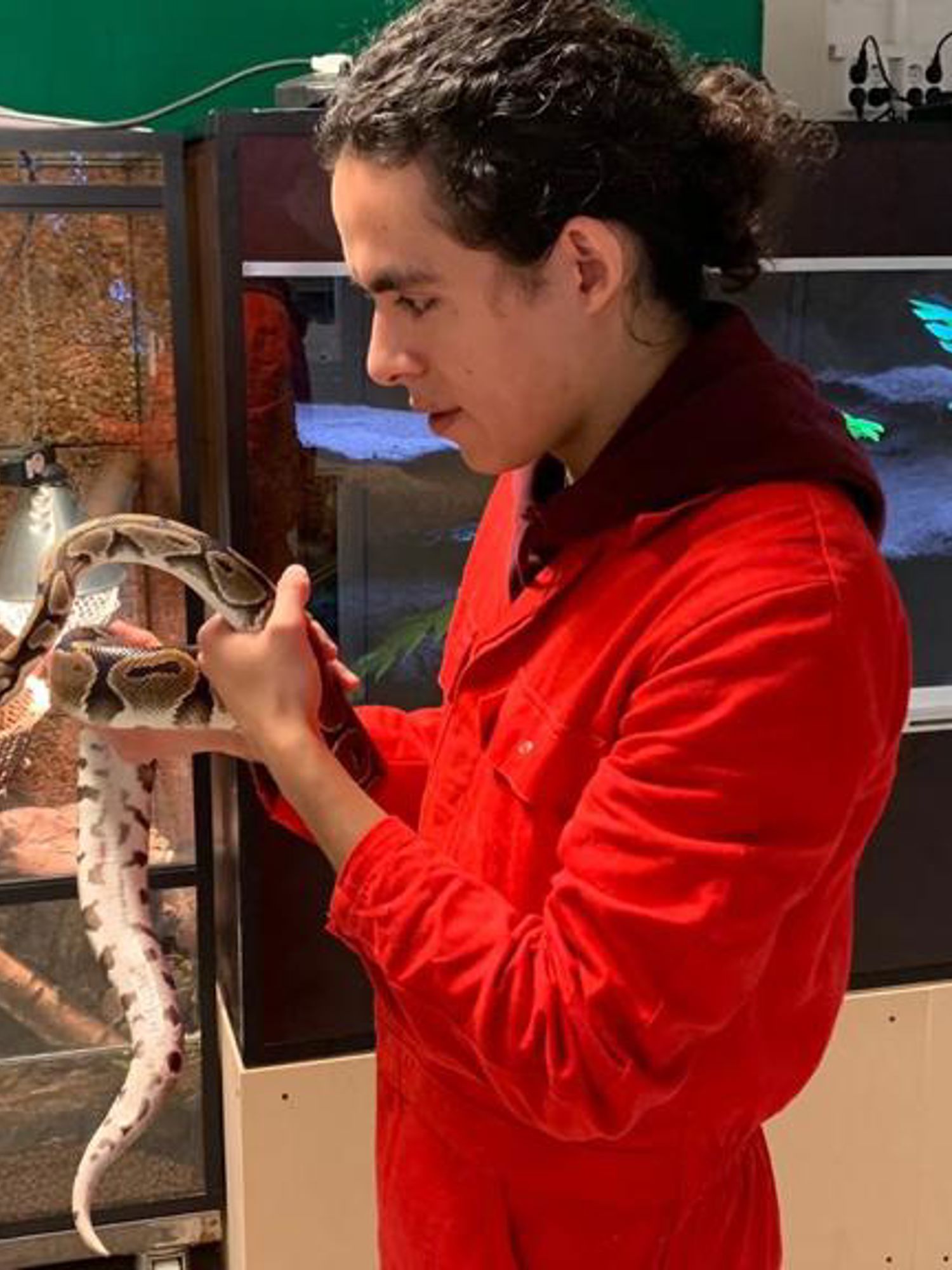 Meisje zittend op een bank voor kluisjes