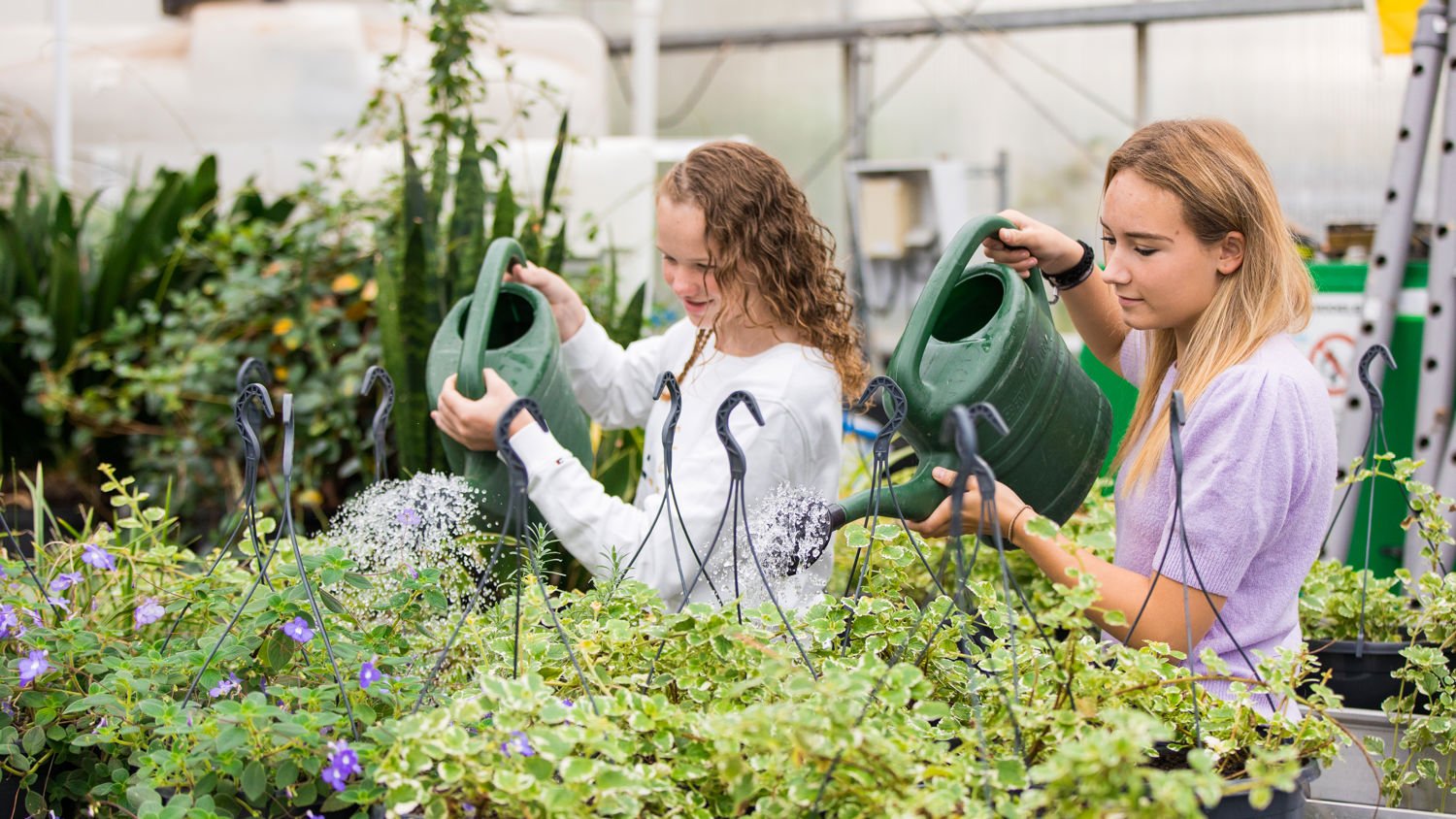 Meisje zittend op een bank voor kluisjes