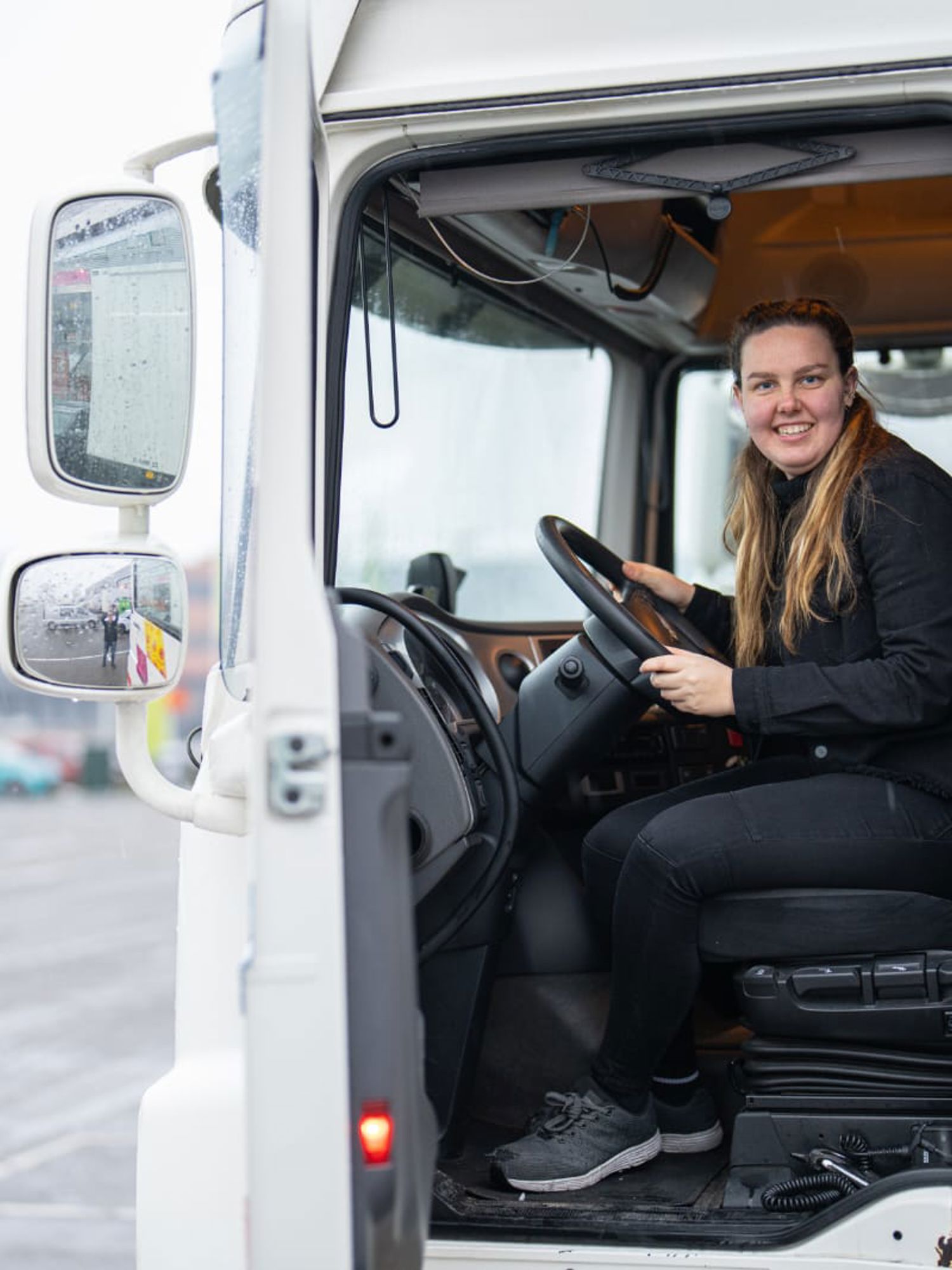 Meisje zittend op een bank voor kluisjes