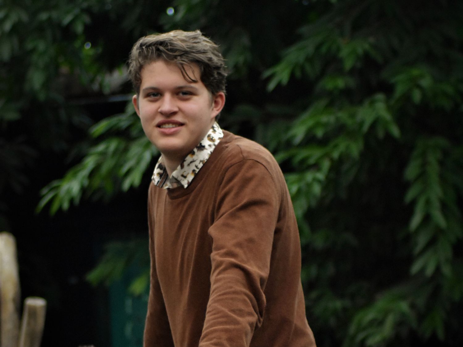 Twee studenten in een groene omgeving