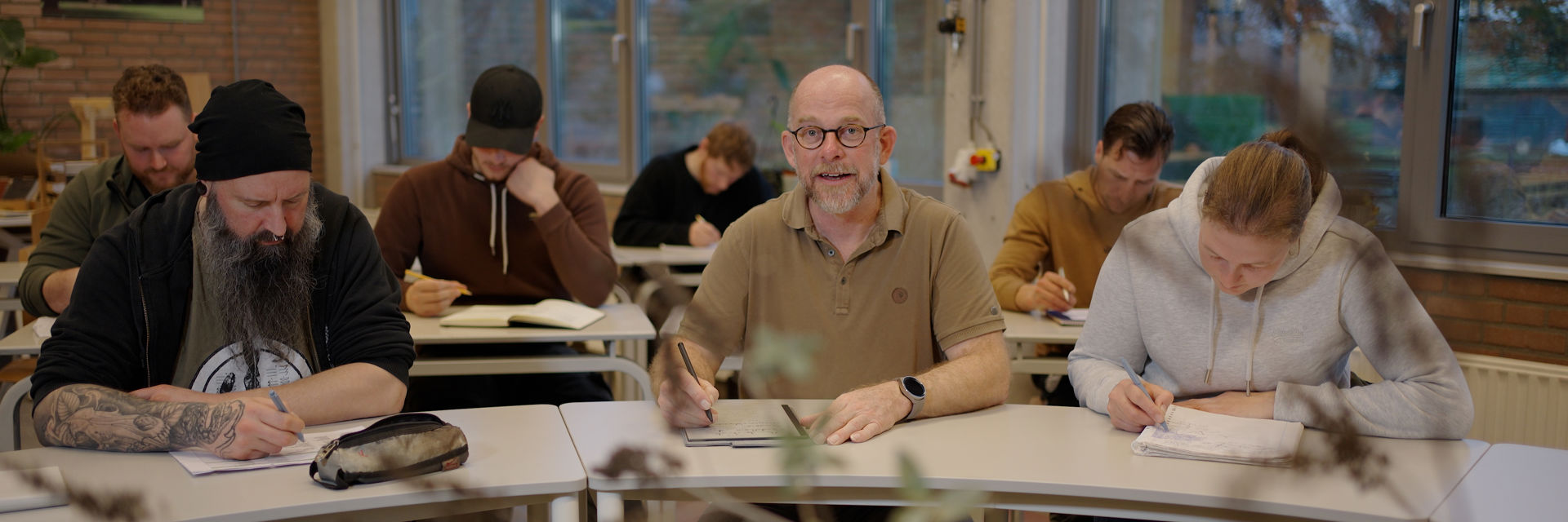 Een diverse groep mensen in een klaslokaal