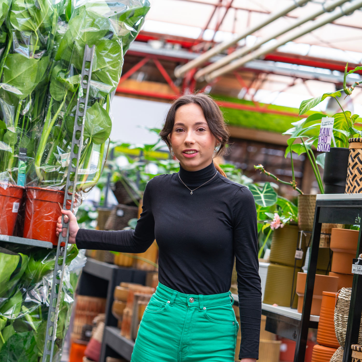 Meisje zittend op een bank voor kluisjes