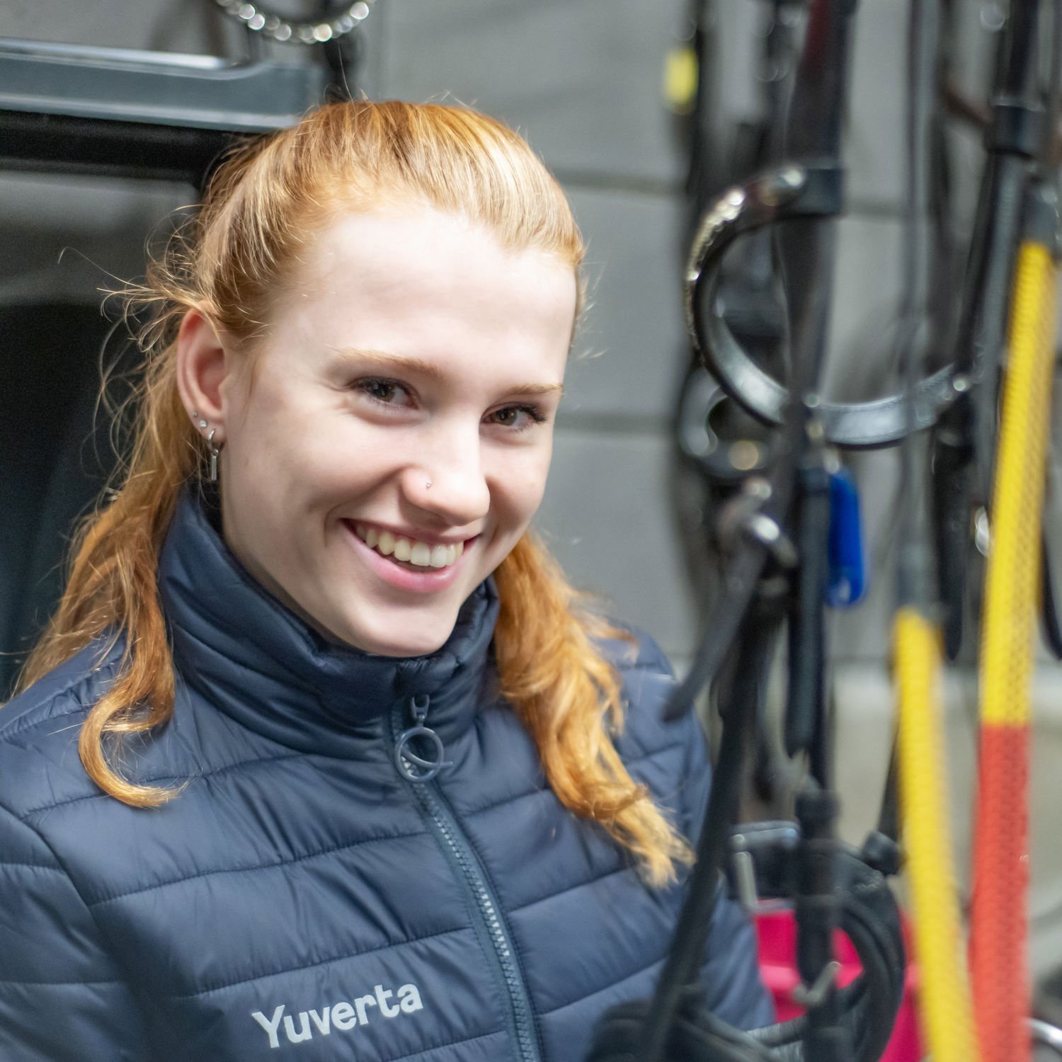 Meisje zittend op een bank voor kluisjes