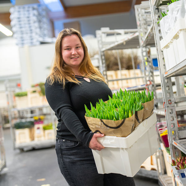 Meisje zittend op een bank voor kluisjes