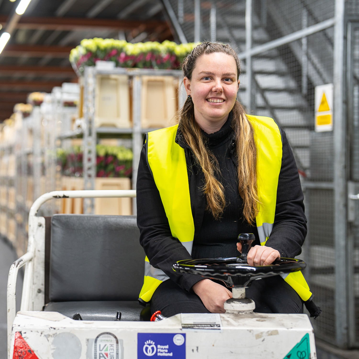 Meisje zittend op een bank voor kluisjes
