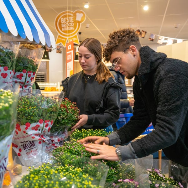 Meisje zittend op een bank voor kluisjes