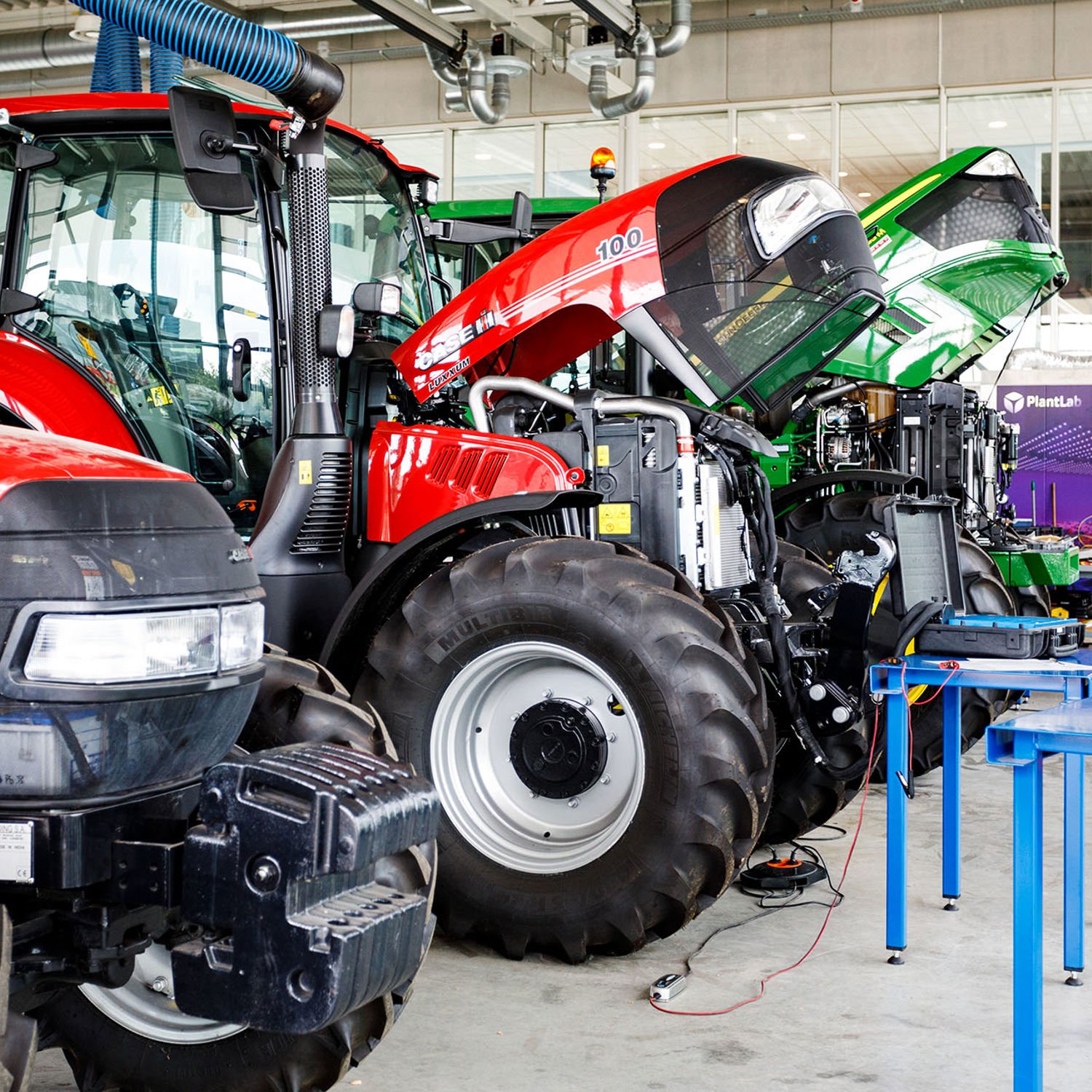 Meisje zittend op een bank voor kluisjes