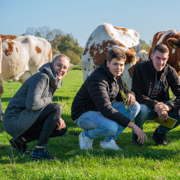 Meisje zittend op een bank voor kluisjes