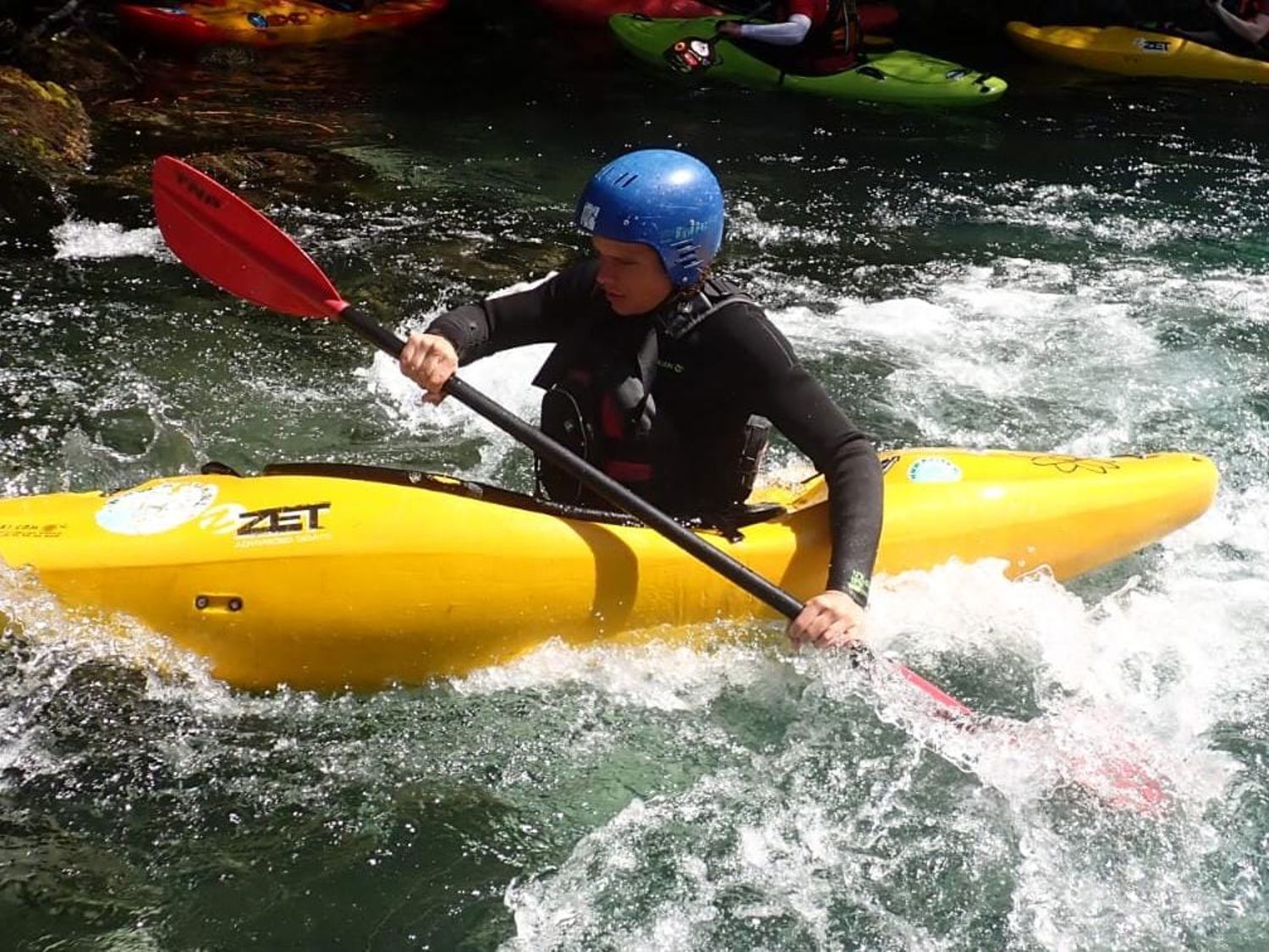 Drie dierenartsen met een hond