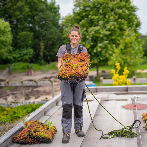 Meisje zittend op een bank voor kluisjes