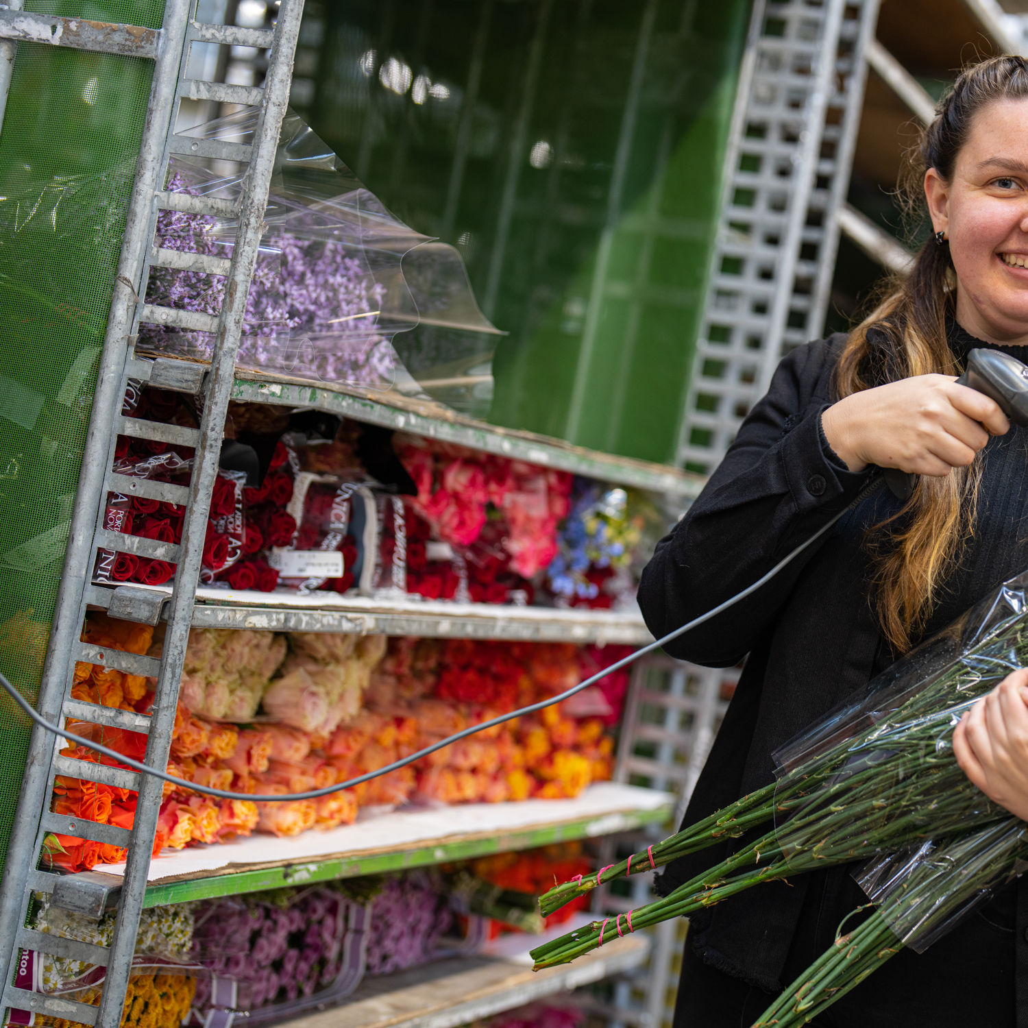 Meisje zittend op een bank voor kluisjes