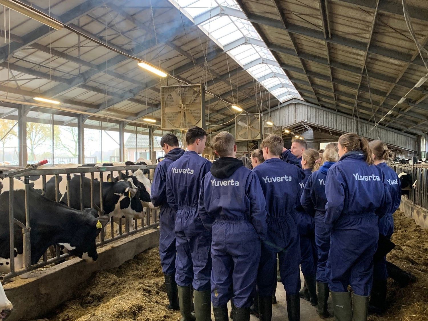 Leerling lachend voor een boekenkast