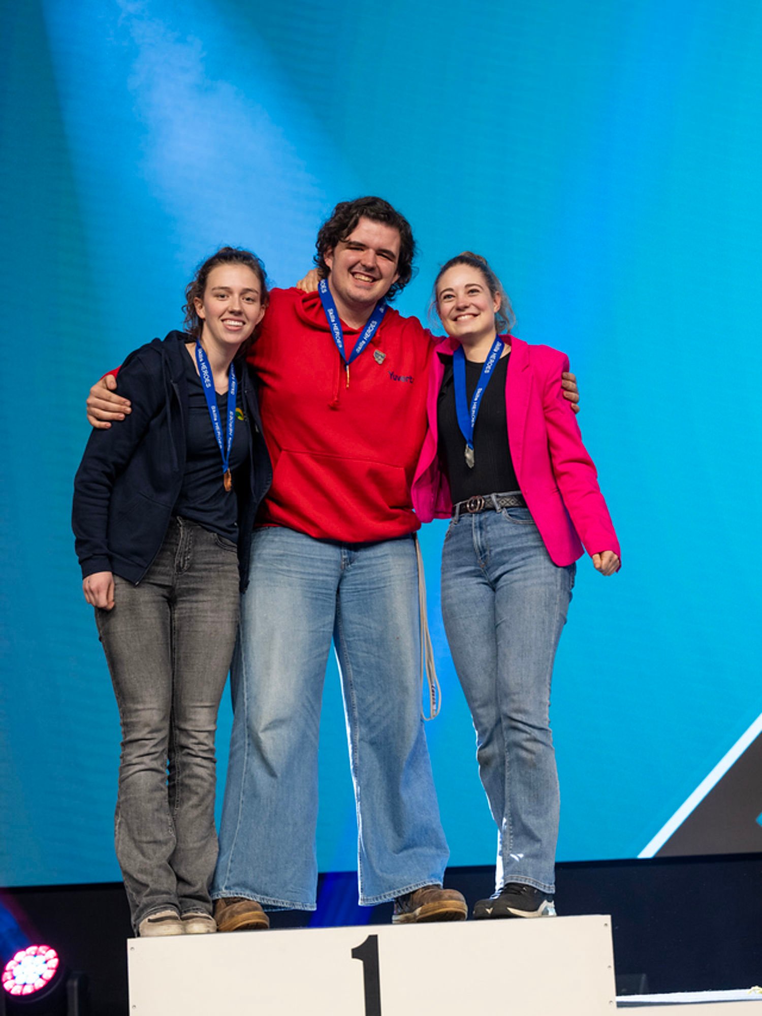 Docent van Yuverta vmbo Eindhoven neemt een vlog op met zijn eigen telefoon