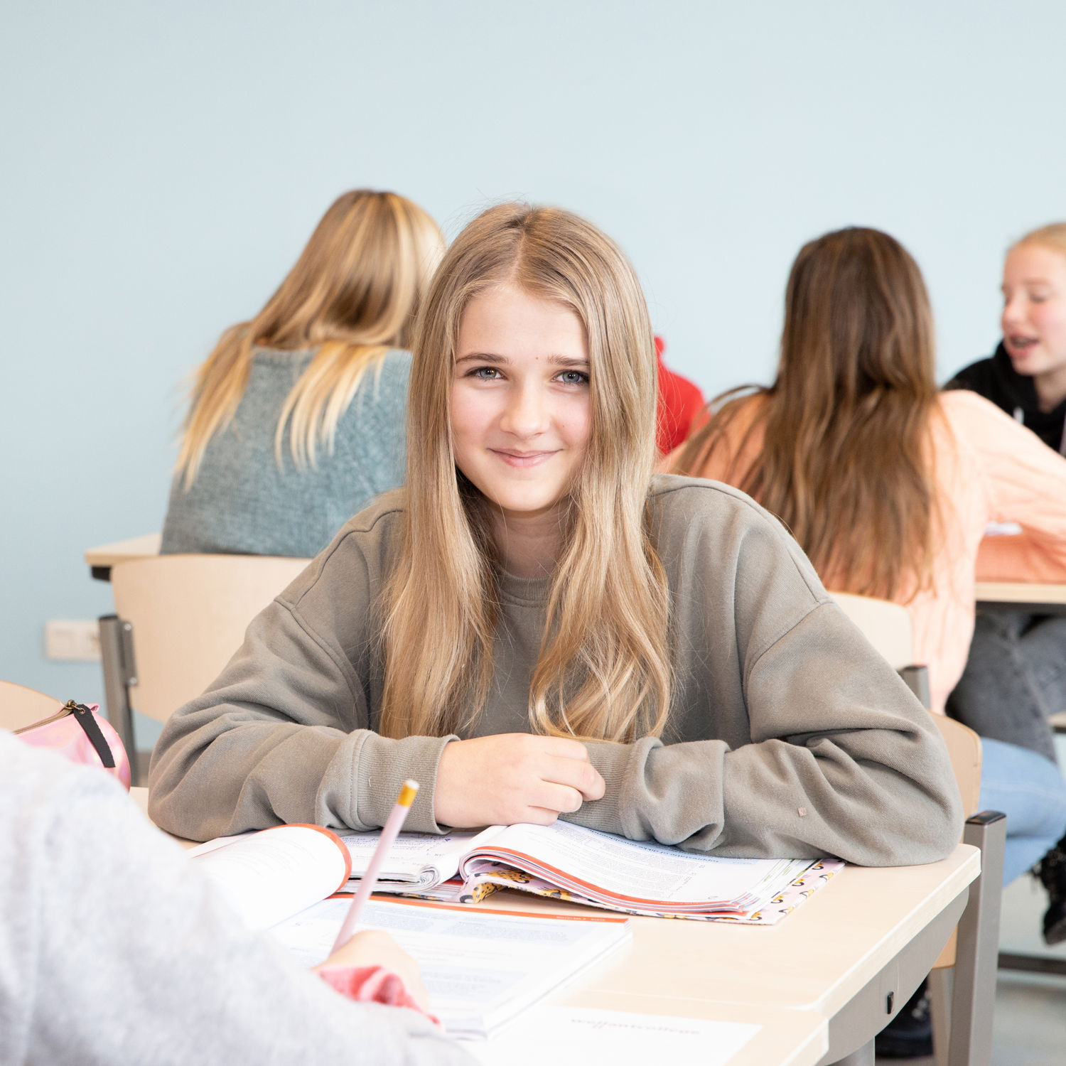 Docent leidt groep lachende studenten in klaslokaal