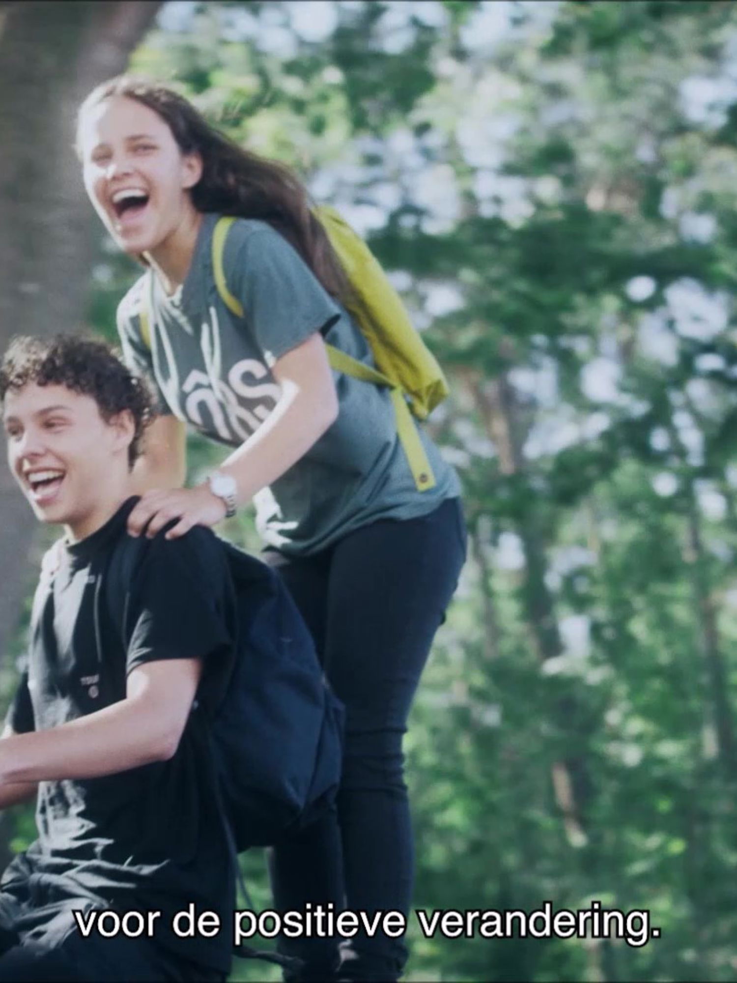 Docent van Yuverta vmbo Eindhoven neemt een vlog op met zijn eigen telefoon