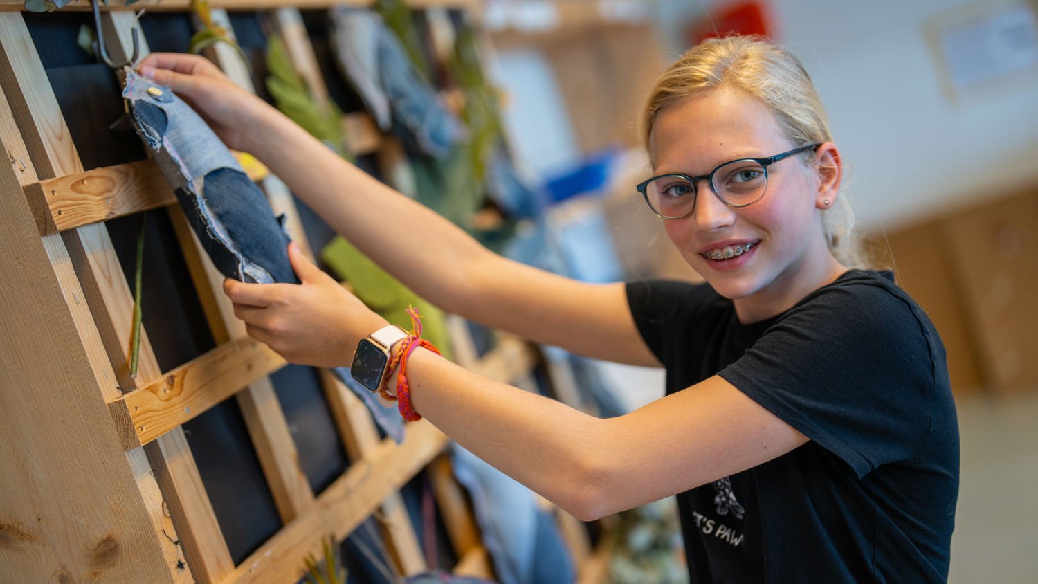 drie giraffes in achter een hek