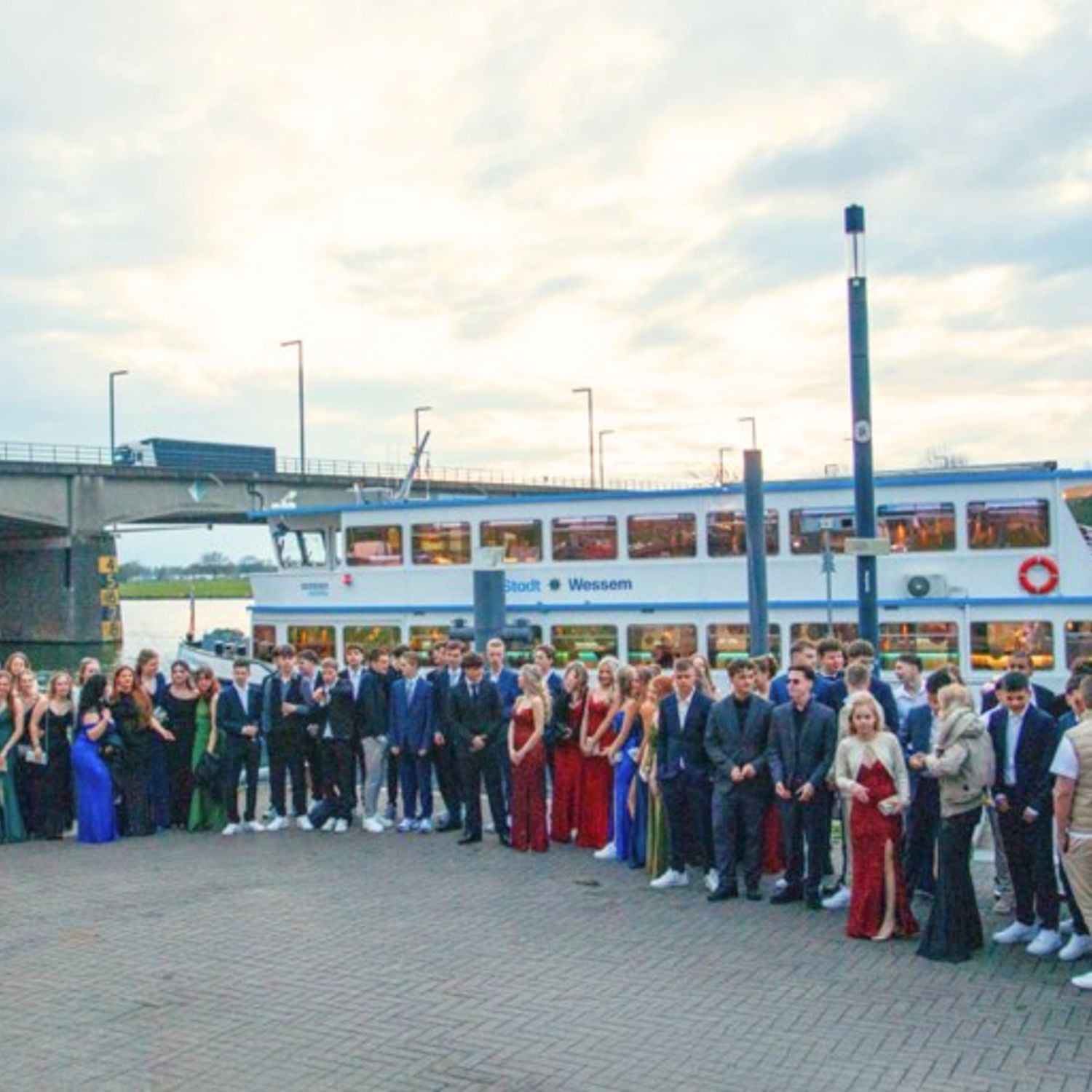 Onze vakdocent Duncan buiten bij een groep eenden