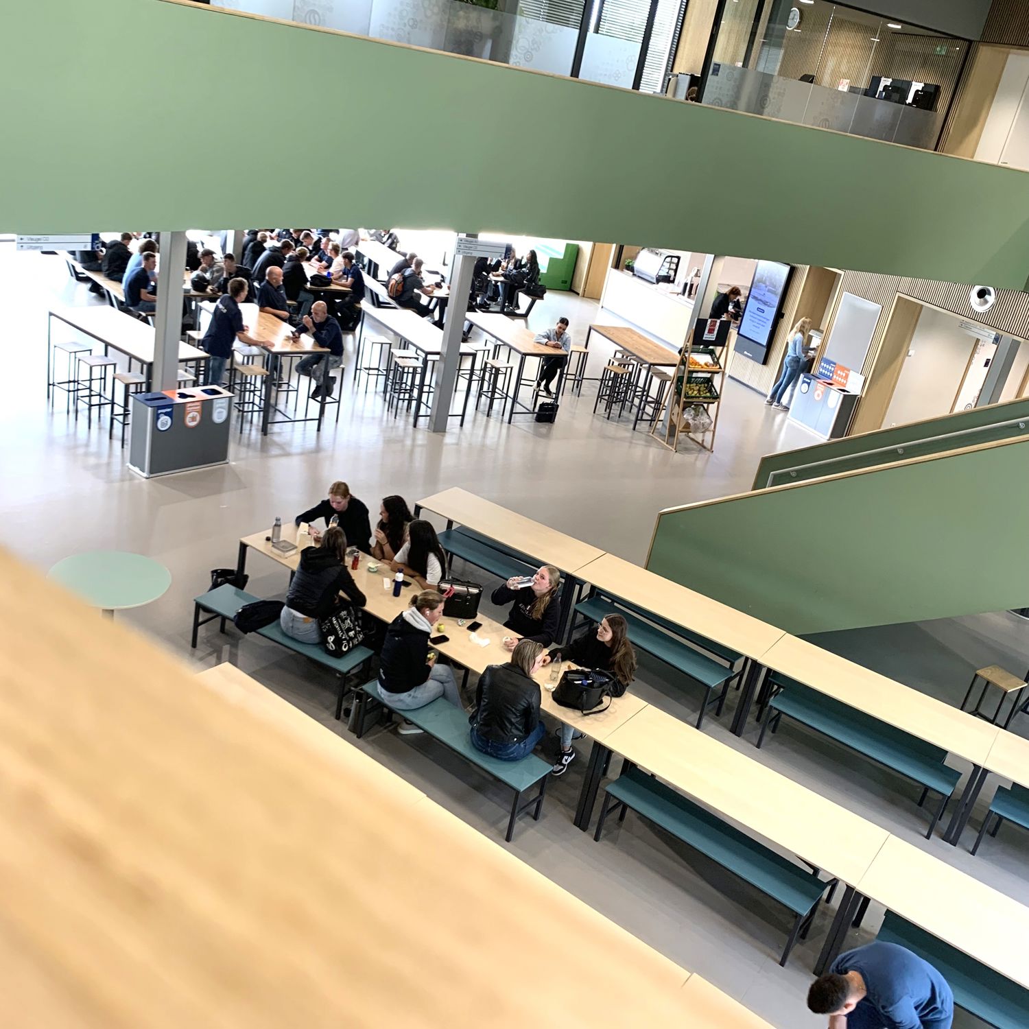 Docent leidt groep lachende studenten in klaslokaal