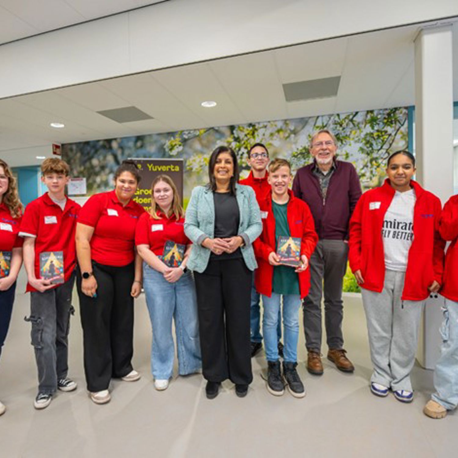 Docent leidt groep lachende studenten in klaslokaal