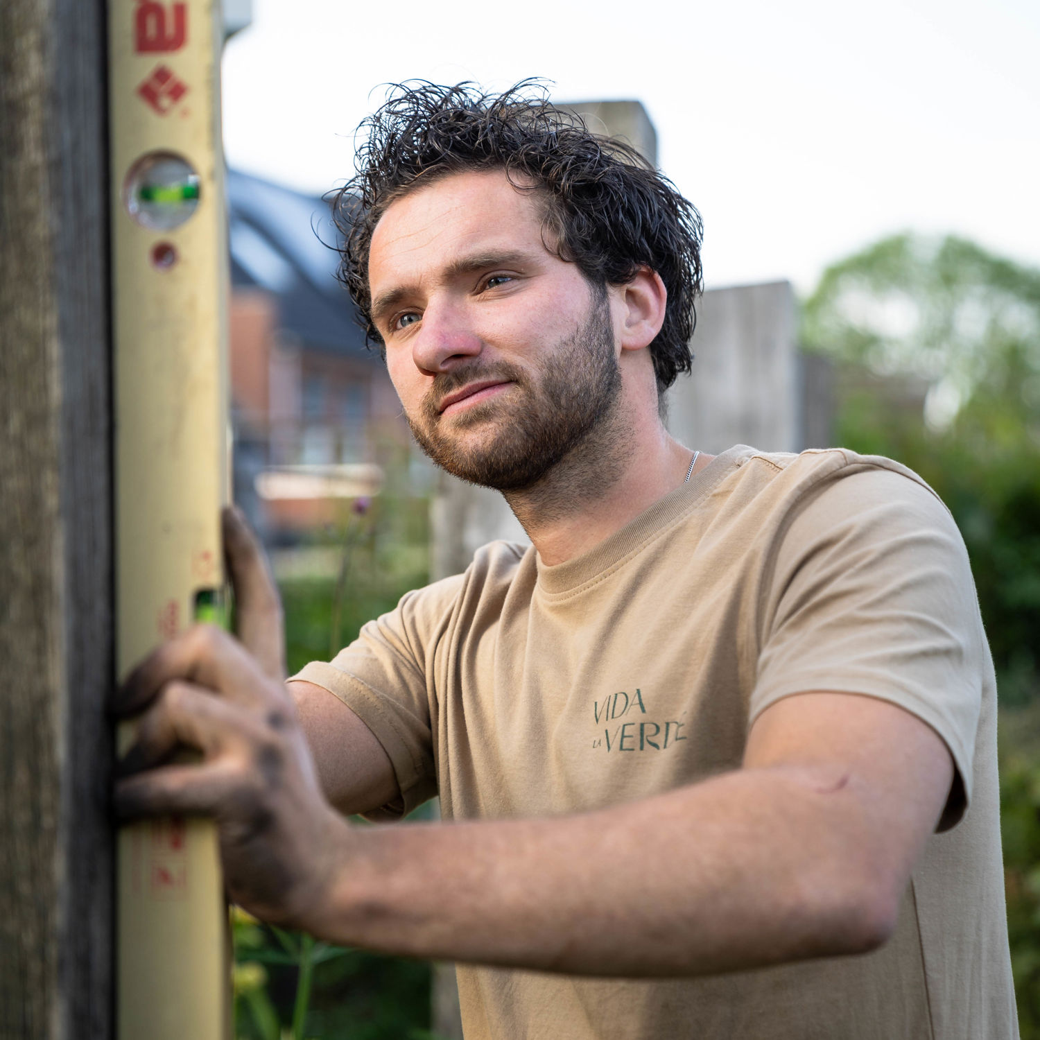 Docent leidt groep lachende studenten in klaslokaal