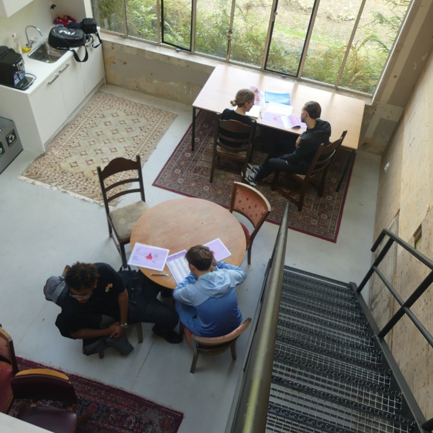 Docent leidt groep lachende studenten in klaslokaal