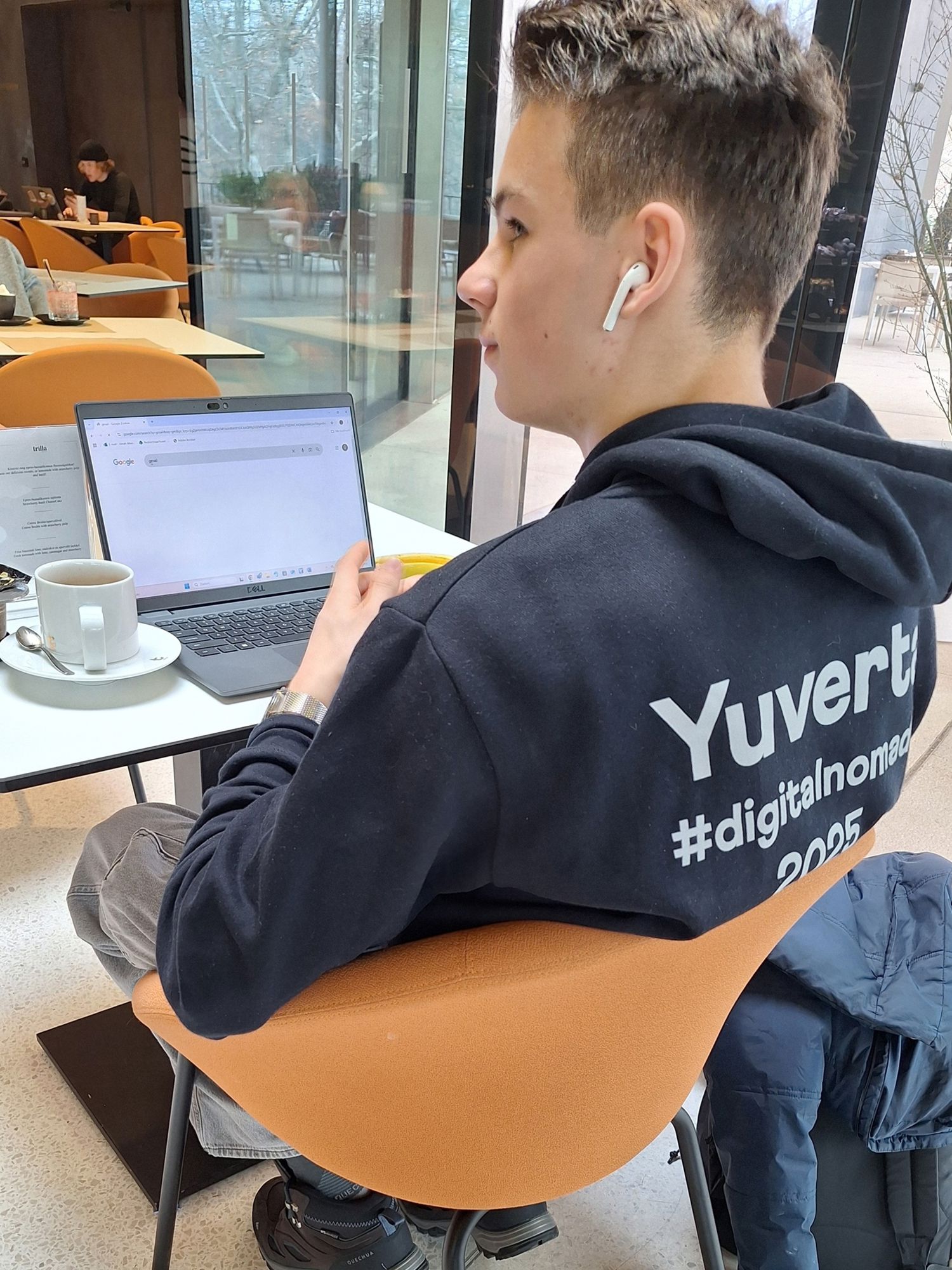 Twee leerlingen op een fiets doe vertrekken bij de middelbare school