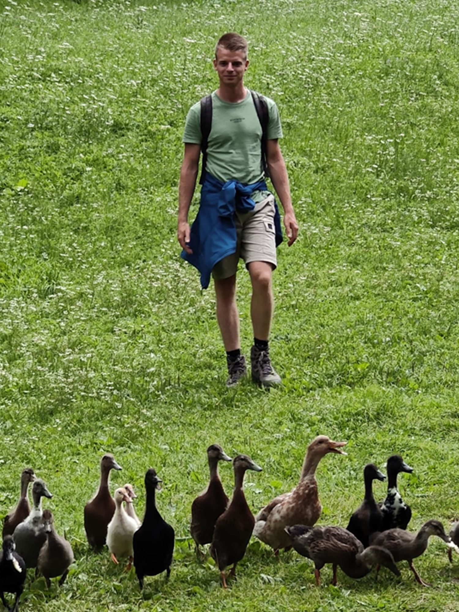 Meisje zittend op een bank voor kluisjes