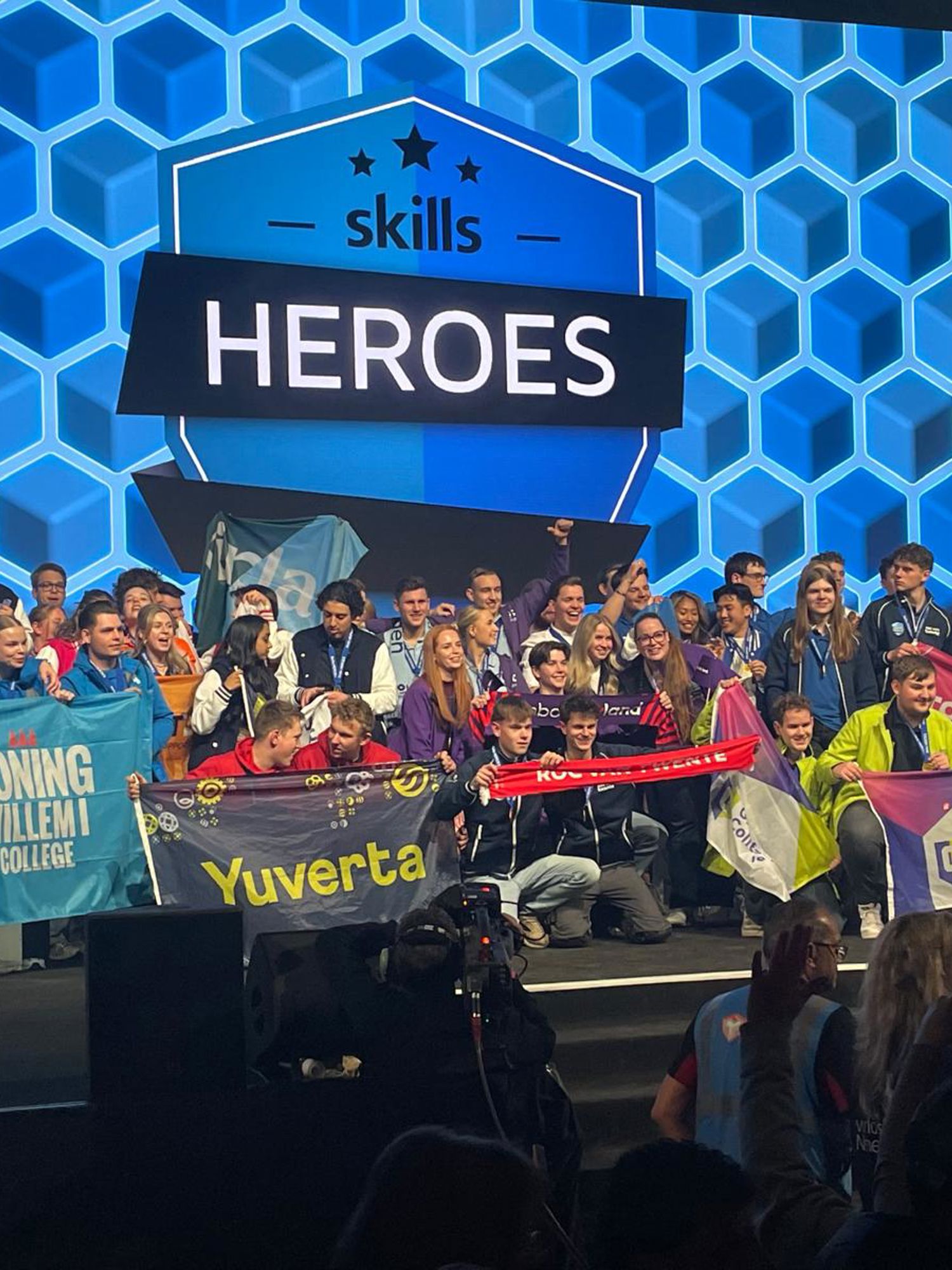 Docent van Yuverta vmbo Eindhoven neemt een vlog op met zijn eigen telefoon