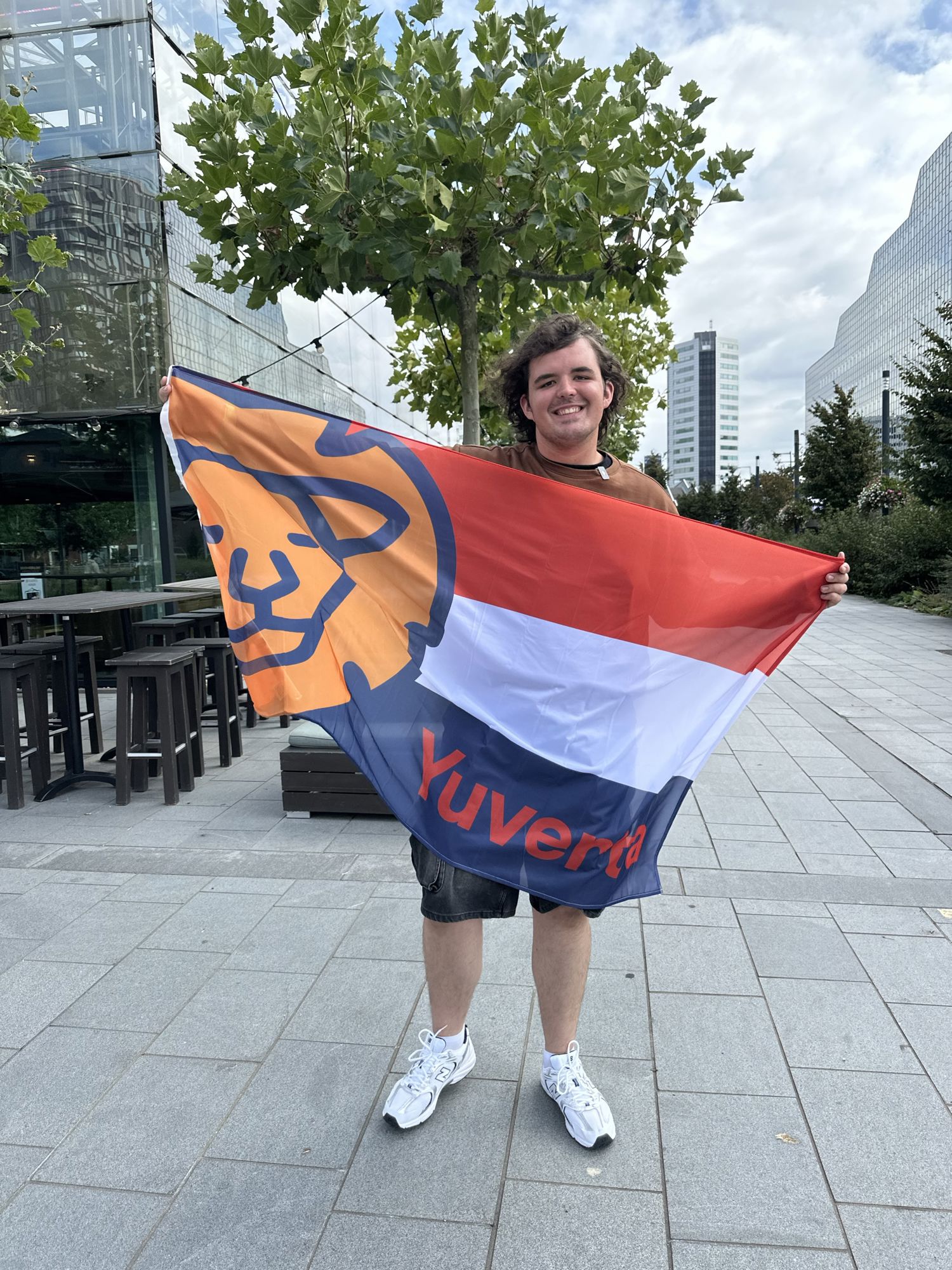 Docent van Yuverta vmbo Eindhoven neemt een vlog op met zijn eigen telefoon