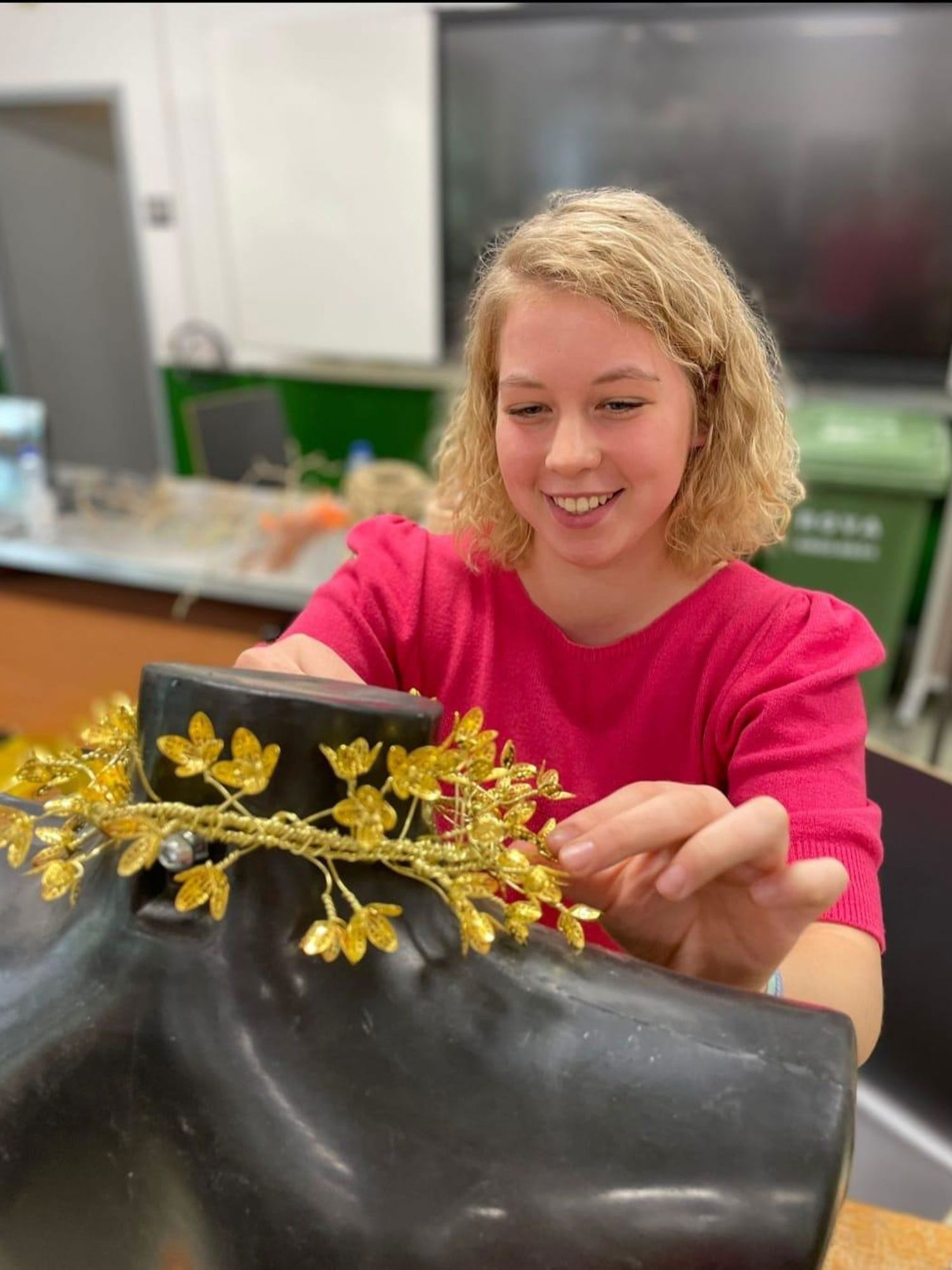 Meisje zittend op een bank voor kluisjes