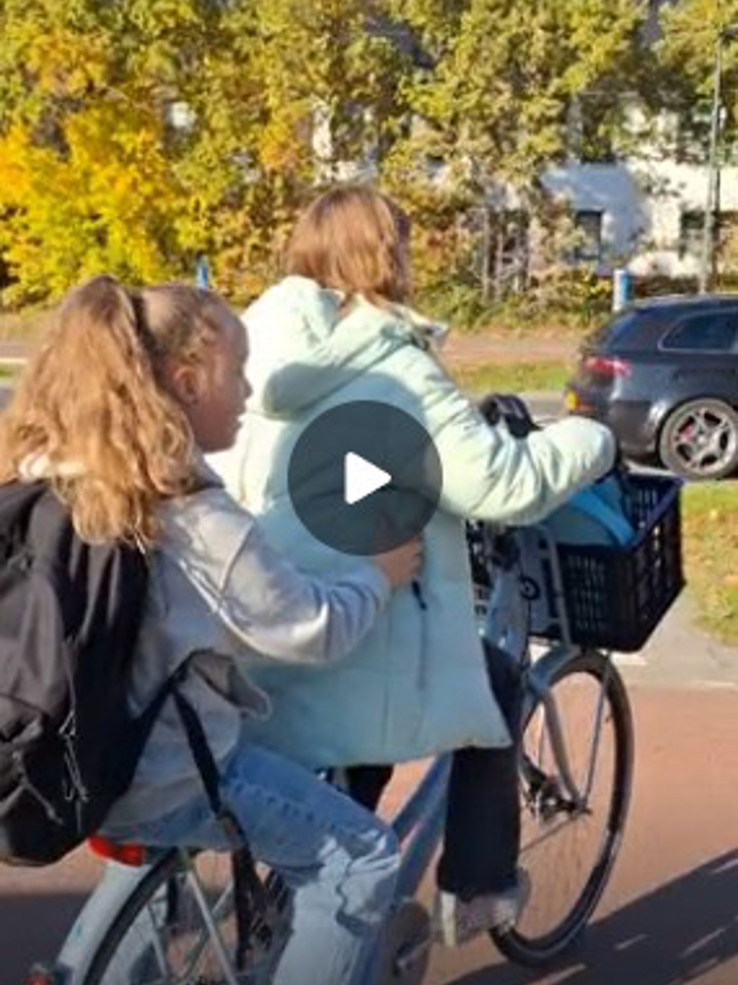 Docent van Yuverta vmbo Eindhoven neemt een vlog op met zijn eigen telefoon